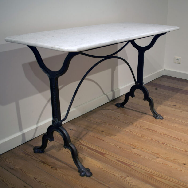 Pierre Ouvrier bistrot table